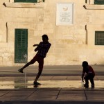 Niños juegan en frente al actual Parlamento,  La Valeta. Fotografía: Naiara Lemos